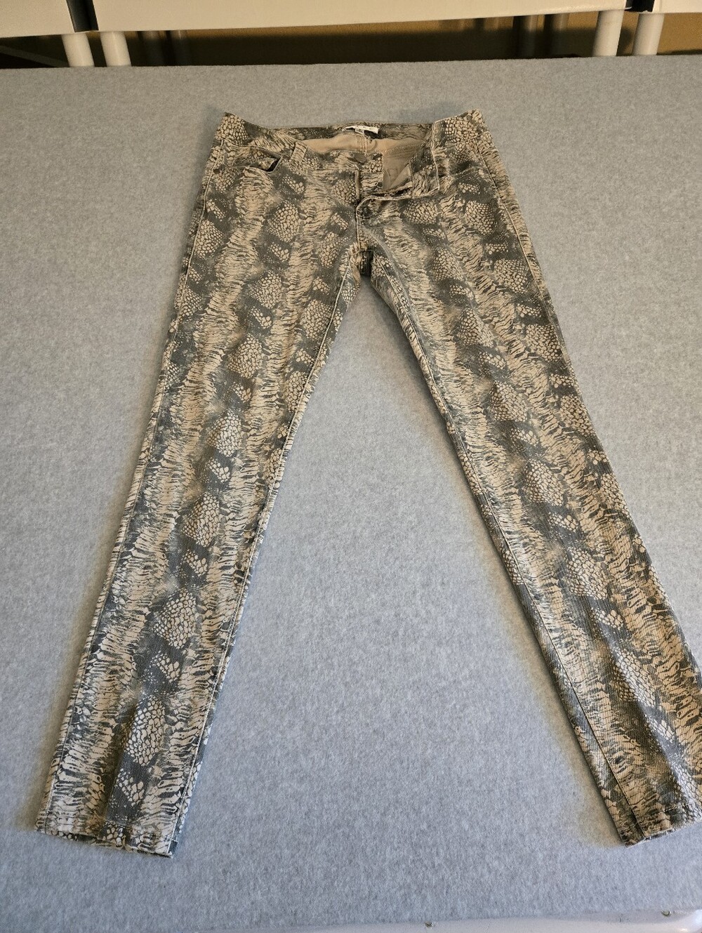 Cabi Jeans Women's Size 8 Cream/Sage Mid-Rise Skinny Leg Snakeskin Print Stretch